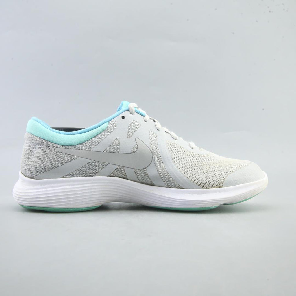 NIKE REVOLUTION 4