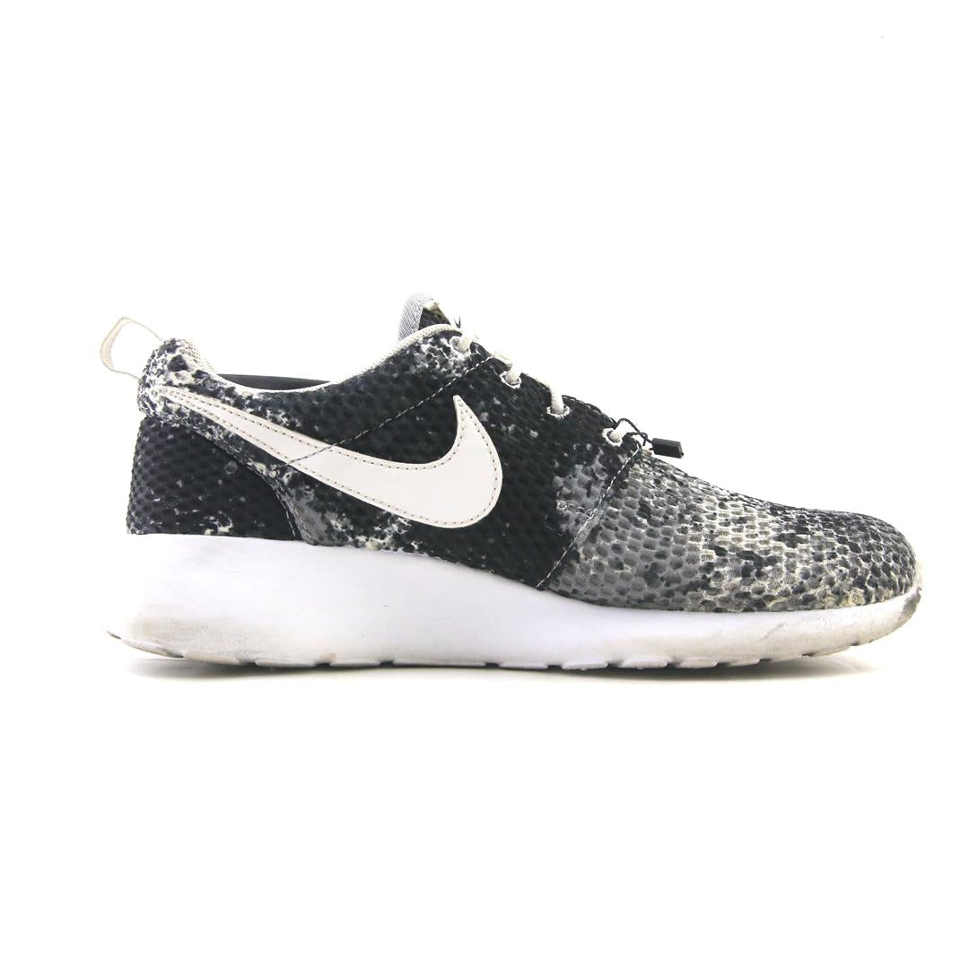 NIKE ROSHE ONE