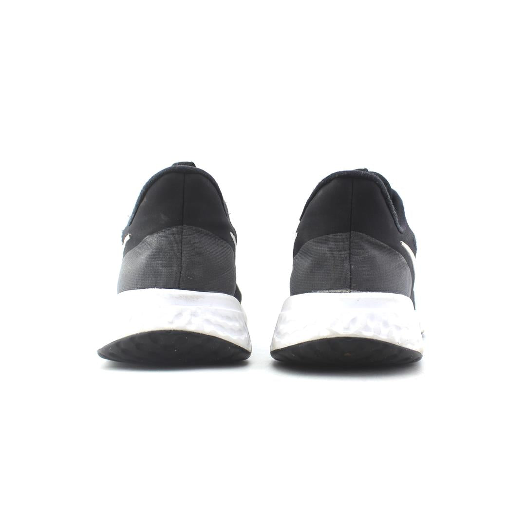 NIKE REVOLUTION 5